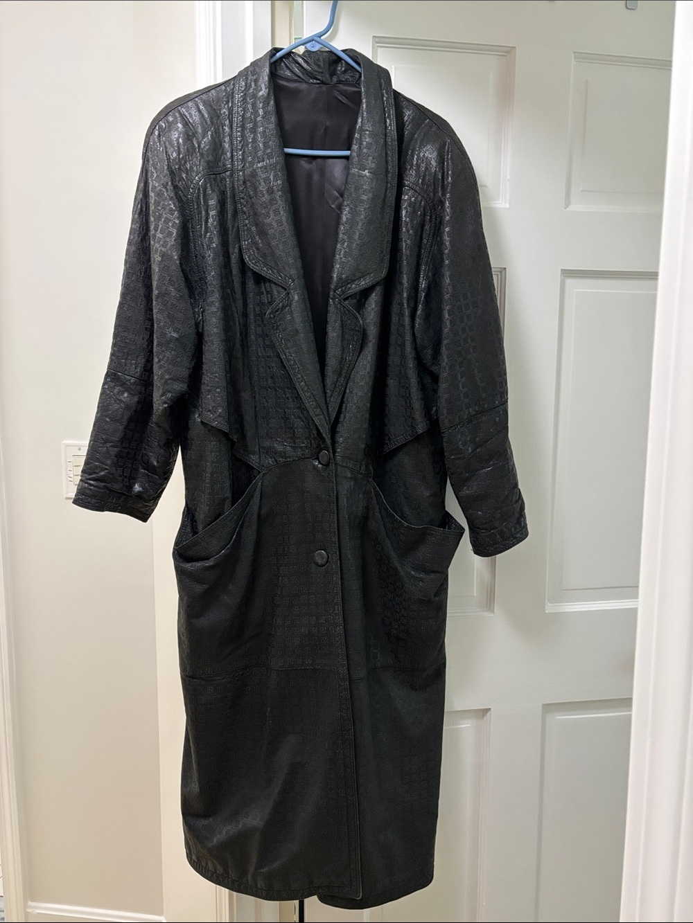 Woman’s long leather coat, completely lined in excellent condition